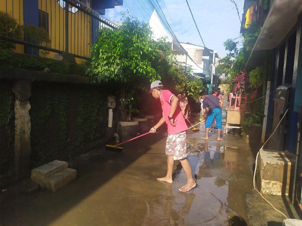 Damkar Jaktim Targetkan Banjir di RW 4 Cipinang Melayu Surut Sore Ini Damkar Jaktim Targetkan Banjir di RW 4 Cipinang Melayu Surut Sore Ini