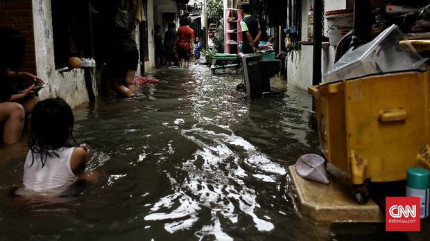 Puluhan rumah di Kelurahan Bangka, RT 10/RW 03, Kemang, Jakarta Selatan, terendam banjir akibat curah hujan tinggi selama beberapa hari. Minggu (21/2/2021). CNN Indonesia/Andry Novelino