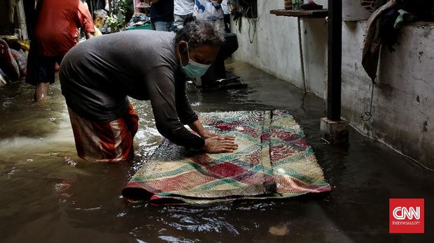 Puluhan rumah di Kelurahan Bangka, RT 10/RW 03, Kemang, Jakarta Selatan, terendam banjir akibat curah hujan tinggi selama beberapa hari. Minggu (21/2/2021). CNN Indonesia/Andry Novelino
