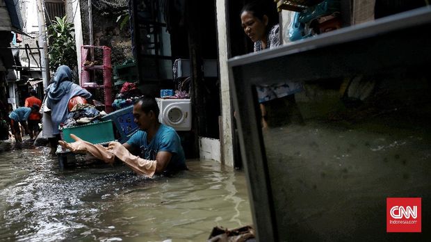 Puluhan rumah di Kelurahan Bangka, RT 10/RW 03, Kemang, Jakarta Selatan, terendam banjir akibat curah hujan tinggi selama beberapa hari. Minggu (21/2/2021). CNN Indonesia/Andry Novelino