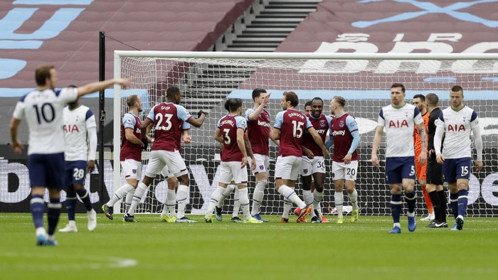 West Hams Michail Antonio, centre, celebrates with teammates after scoring his sides opening goal during the English Premier League soccer match between West Ham United and Tottenham at the London Stadium in London, Saturday, Feb. 21, 2021. (AP Photo/Kirsty Wigglesworth, Pool)
