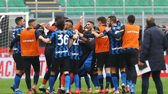 MILAN, ITALY - FEBRUARY 21: The FC Internazionale team celebrate victory following the Serie A match between AC Milan and FC Internazionale at Stadio Giuseppe Meazza on February 21, 2021 in Milan, Italy. Sporting stadiums around Italy remain under strict restrictions due to the Coronavirus Pandemic as Government social distancing laws prohibit fans inside venues resulting in games being played behind closed doors. (Photo by Marco Luzzani/Getty Images)