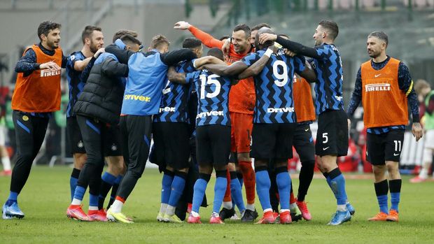 Inter Milan's players celebrates their 3-0 win at the end of the Serie A soccer match between AC Milan and Inter Milan, at the Milan San Siro Stadium, Italy, Sunday, Feb. 21, 2021. (AP Photo/Antonio Calanni)