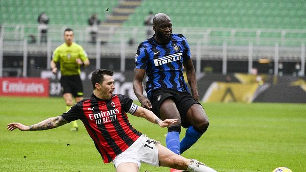 Inter's Romelo Lukaku, right, is tackled by AC Milan's Alessio Romagnoli during the Serie A soccer match between AC Milan and Inter Milan, at the San Siro Stadium in Milan, Italy, Sunday, Feb. 21, 2021. (Marco Alpozzi/LaPresse via AP)