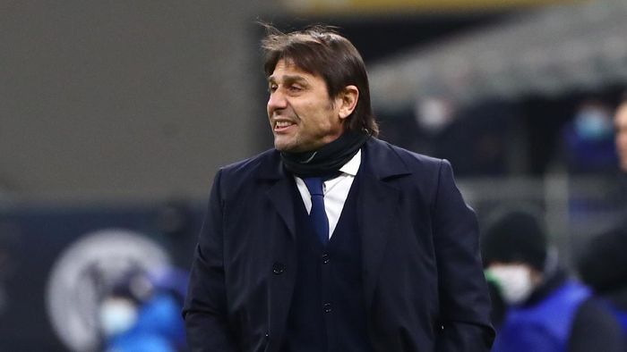 Antonio Conte MILAN, ITALY - FEBRUARY 14: FC Internazionale coach Antonio Conte issues instructions to his players during the Serie A match between FC Internazionale and SS Lazio at Stadio Giuseppe Meazza on February 14, 2021 in Milan, Italy. (Photo by Marco Luzzani/Getty Images)