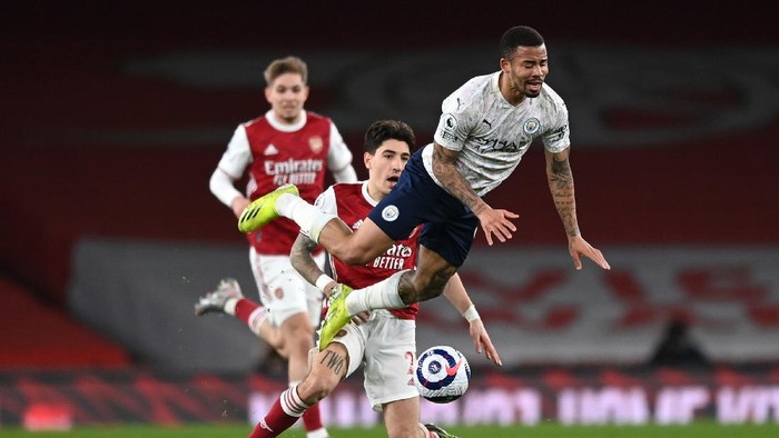 LONDON, ENGLAND - FEBRUARY 21: Gabriel Jesus of Manchester City is challenged by Hector Bellerin of Arsenal during the Premier League match between Arsenal and Manchester City at Emirates Stadium on February 21, 2021 in London, England. Sporting stadiums around the UK remain under strict restrictions due to the Coronavirus Pandemic as Government social distancing laws prohibit fans inside venues resulting in games being played behind closed doors. (Photo by Shaun Botterill/Getty Images)