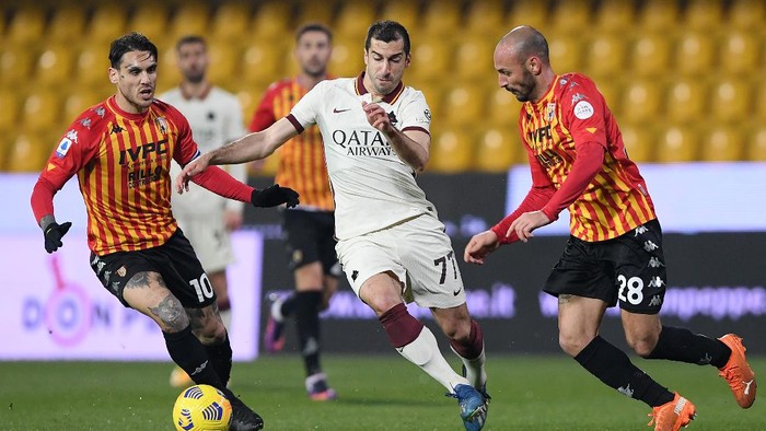 BENEVENTO, ITALY - FEBRUARY 21: Henrikh Mkhitaryan of A.S Roma battles for possession with Nicolas Viola and Pasquale Schiattarella of Benevento Calcio during the Serie A match between Benevento Calcio and AS Roma at Stadio Ciro Vigorito on February 21, 2021 in Benevento, Italy. Sporting stadiums around Italy remain under strict restrictions due to the Coronavirus Pandemic as Government social distancing laws prohibit fans inside venues resulting in games being played behind closed doors. (Photo by Francesco Pecoraro/Getty Images)