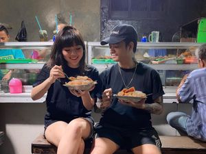 Asyiknya Reza Arap dan Wendy Walters Saat Makan Nasi Uduk dan Sereal