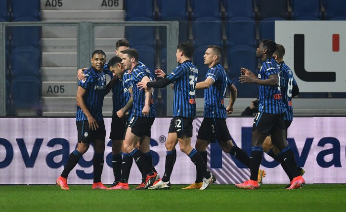 BERGAMO, ITALY - FEBRUARY 21: Cristian Romero of Atalanta celebrates with team mates after scoring their sides fourth goal during the Serie A match between Atalanta BC and SSC Napoli at Gewiss Stadium on February 21, 2021 in Bergamo, Italy. Sporting stadiums around Italy remain under strict restrictions due to the Coronavirus Pandemic as Government social distancing laws prohibit fans inside venues resulting in games being played behind closed doors. (Photo by Valerio Pennicino/Getty Images)