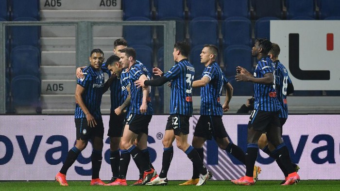 BERGAMO, ITALY - FEBRUARY 21: Cristian Romero of Atalanta celebrates with team mates after scoring their sides fourth goal during the Serie A match between Atalanta BC and SSC Napoli at Gewiss Stadium on February 21, 2021 in Bergamo, Italy. Sporting stadiums around Italy remain under strict restrictions due to the Coronavirus Pandemic as Government social distancing laws prohibit fans inside venues resulting in games being played behind closed doors. (Photo by Valerio Pennicino/Getty Images)
