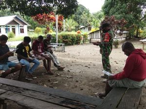Babinsa Ajak Remaja Papua di Sarmi Jadi Prajurit TNI AD
