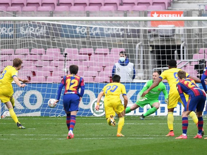 BARCELONA, SPAIN - FEBRUARY 21: Alex Fernandez of Cadiz CF scores their side's first goal from the penalty spot past Marc-Andre ter Stegen of FC Barcelona during the La Liga Santander match between FC Barcelona and Cadiz CF at Camp Nou on February 21, 2021 in Barcelona, Spain. Sporting stadiums around Spain remain under strict restrictions due to the Coronavirus Pandemic as Government social distancing laws prohibit fans inside venues resulting in games being played behind closed doors. (Photo by Alex Caparros/Getty Images)