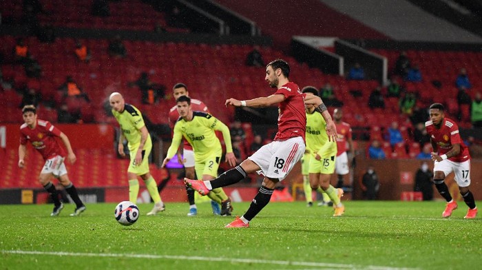 MANCHESTER, ENGLAND - FEBRUARY 21: Bruno Fernandes of Manchester United scores his teams third goal from the penalty spot during the Premier League match between Manchester United and Newcastle United at Old Trafford on February 21, 2021 in Manchester, England. Sporting stadiums around the UK remain under strict restrictions due to the Coronavirus Pandemic as Government social distancing laws prohibit fans inside venues resulting in games being played behind closed doors. (Photo by Stu Forster/Getty Images)