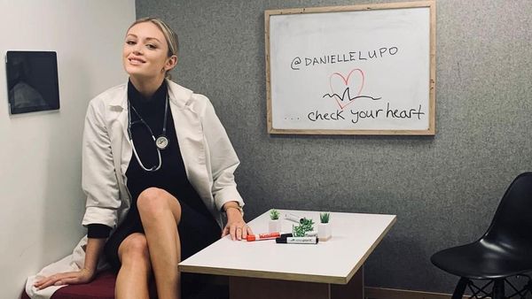 8 Penampilan Kontras Model Playboy Saat Jadi Model vs Tenaga Medis Covid-19