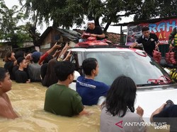 Dedi Mulyadi Naik Mobil Mewah Terobos Banjir Dalam, Nggak Mogok?