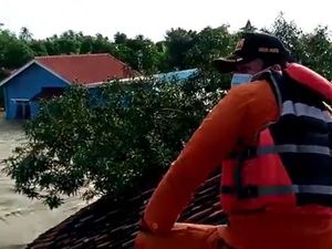 Derasnya Arus Kala Evakuasi Korban di Wilayah Terisolir Bekasi