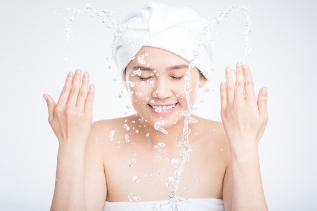 Double cleansing terlebih dahulu sebelum memakai essence/freepik.com