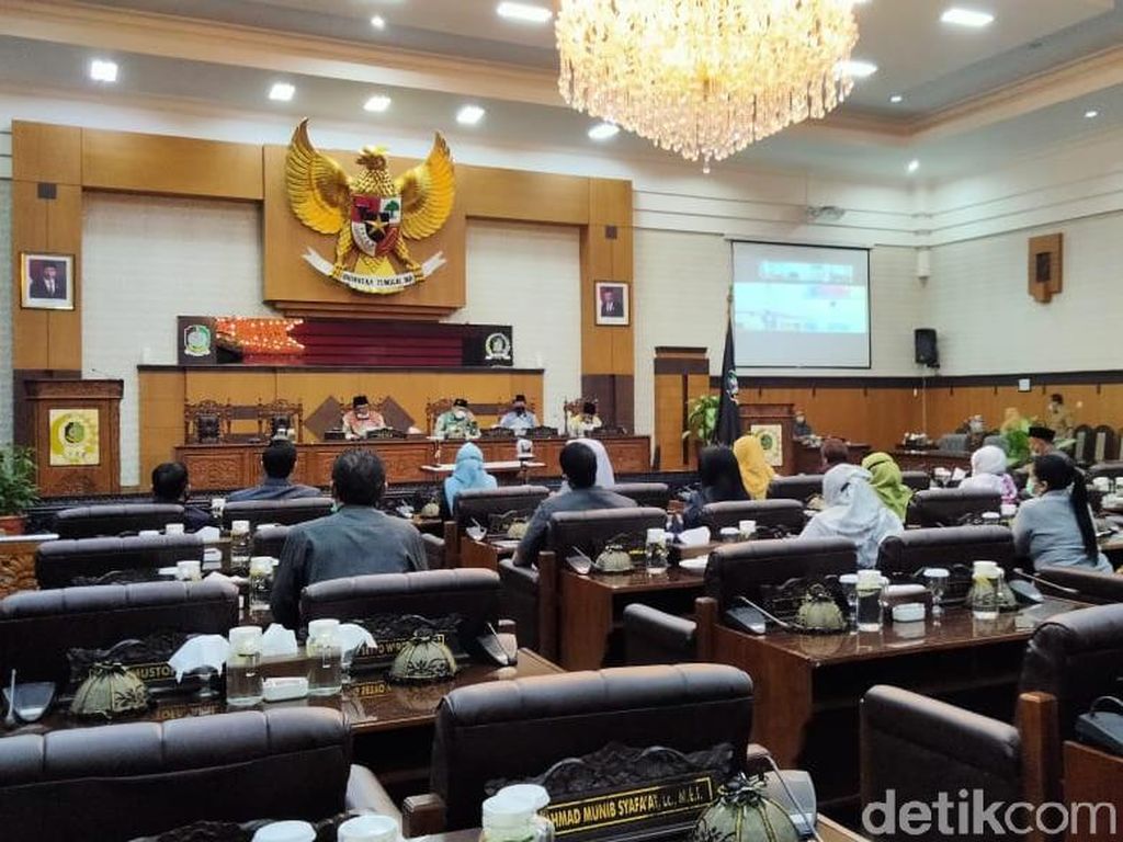 DPRD Banyuwangi Gelar Paripurna Umumkan Penetapan Bupati-Wakil Bupati Terpilih DPRD Banyuwangi Gelar Paripurna Umumkan Penetapan Bupati-Wakil Bupati Terpilih