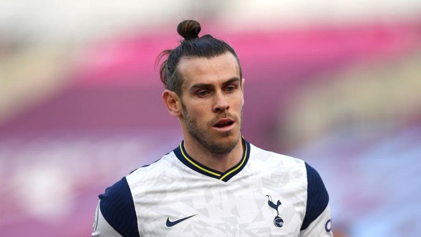 LONDON, ENGLAND - FEBRUARY 21: Gareth Bale of Tottenham Hotspur looks on during the Premier League match between West Ham United and Tottenham Hotspur at London Stadium on February 21, 2021 in London, England. Sporting stadiums around the UK remain under strict restrictions due to the Coronavirus Pandemic as Government social distancing laws prohibit fans inside venues resulting in games being played behind closed doors. (Photo by Neil Hall - Pool/Getty Images)