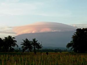 Gunung Raung Bertopi Awan, Musim Hujan Akan Segera Usai?