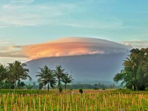 Mengenal Fenomena Gunung Bertopi Mengenal Fenomena Gunung Bertopi