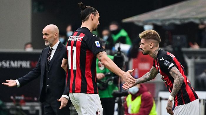 Ibrahimovic AC Milans Swedish forward Zlatan Ibrahimovic (C) taps hand with AC Milans Spanish forward Samuel Castillejo (R) as he is being substituted by AC Milans Italian coach Stefano Pioli (Rear L) during the Italian Serie A football match AC Milan vs Inter Milan on February 21, 2021 at the San Siro stadium in Milan. (Photo by MIGUEL MEDINA / AFP)