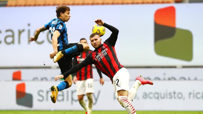 MILAN, ITALY - FEBRUARY 21: Nicolo Barella of FC Internazionale battles for possession with Ante Rebic of AC Milan during the Serie A match between AC Milan and FC Internazionale at Stadio Giuseppe Meazza on February 21, 2021 in Milan, Italy. Sporting stadiums around Italy remain under strict restrictions due to the Coronavirus Pandemic as Government social distancing laws prohibit fans inside venues resulting in games being played behind closed doors. (Photo by Marco Luzzani/Getty Images)
