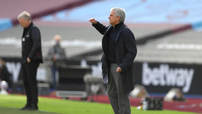 LONDON, ENGLAND - FEBRUARY 21: Jose Mourinho, Manager of Tottenham Hotspur reacts during the Premier League match between West Ham United and Tottenham Hotspur at London Stadium on February 21, 2021 in London, England. Sporting stadiums around the UK remain under strict restrictions due to the Coronavirus Pandemic as Government social distancing laws prohibit fans inside venues resulting in games being played behind closed doors. (Photo by Kirsty Wigglesworth - Pool/Getty Images)