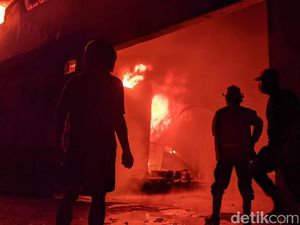 Pabrik Cat di Mojokerto Ludes Terbakar
