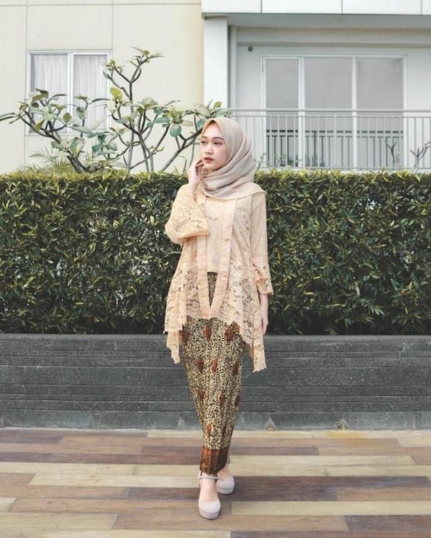 Kebaya kutubaru/pinterest.com Kebaya kutubaru