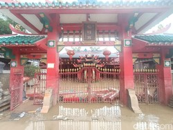 Kelenteng Bersejarah Sian Djin Ku Poh di Karawang Terendam Banjir