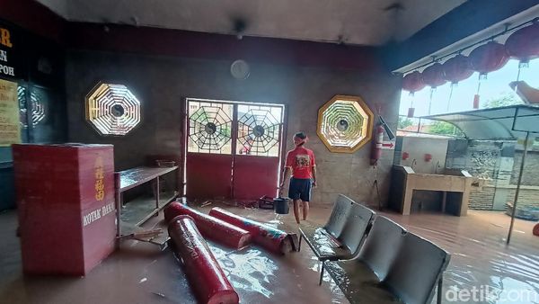 Foto: Kelenteng Bersejarah Sian Djin Ku Poh di Karawang yang Terendam Banjir