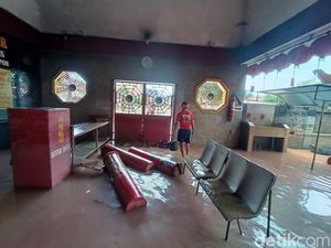 Foto: Kelenteng Bersejarah Sian Djin Ku Poh di Karawang yang Terendam Banjir