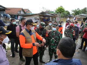 Kepala BNPB Serahkan Bantuan Rp 500 Juta Saat Tinjau Banjir Karawang