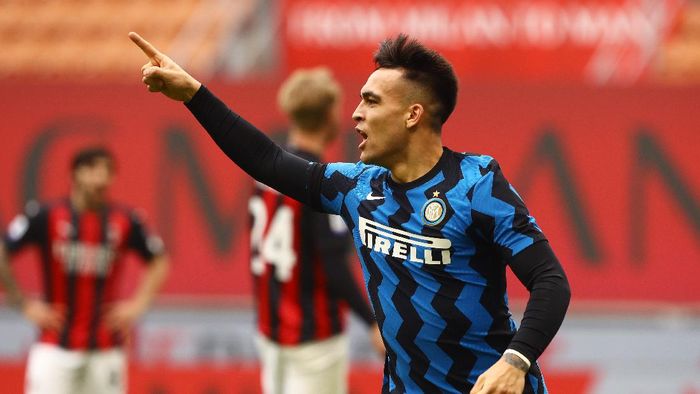 Liga Italia MILAN, ITALY - FEBRUARY 21: Lautaro Martinez of Internazionale celebrates after scoring their sides first goal during the Serie A match between AC Milan and FC Internazionale at Stadio Giuseppe Meazza on February 21, 2021 in Milan, Italy. Sporting stadiums around Italy remain under strict restrictions due to the Coronavirus Pandemic as Government social distancing laws prohibit fans inside venues resulting in games being played behind closed doors. (Photo by Marco Luzzani/Getty Images)