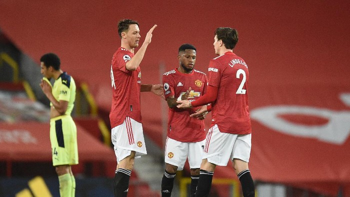 MANCHESTER, ENGLAND - FEBRUARY 21: Nemanja Matic, Fred and Victor Lindelof of Manchester United celebrates their sides victory after the Premier League match between Manchester United and Newcastle United at Old Trafford on February 21, 2021 in Manchester, England. Sporting stadiums around the UK remain under strict restrictions due to the Coronavirus Pandemic as Government social distancing laws prohibit fans inside venues resulting in games being played behind closed doors. (Photo by Oli Scarff - Pool/Getty Images)