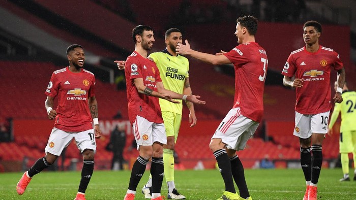 MANCHESTER, ENGLAND - FEBRUARY 21: Bruno Fernandes of Manchester United celebrates with Nemanja Matic after scoring his teams third goal from the penalty spot during the Premier League match between Manchester United and Newcastle United at Old Trafford on February 21, 2021 in Manchester, England. Sporting stadiums around the UK remain under strict restrictions due to the Coronavirus Pandemic as Government social distancing laws prohibit fans inside venues resulting in games being played behind closed doors. (Photo by Stu Forster/Getty Images)
