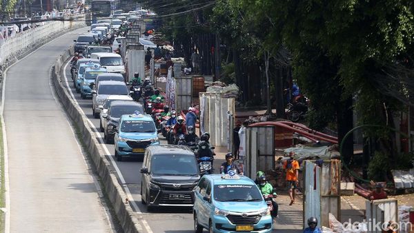 Mengular di Jalan Mampang Gegara Galian Manhole