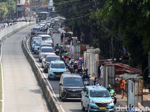 Mengular di Jalan Mampang Gegara Galian Manhole