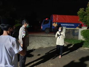 Mensos Risma Beri Bantuan ke Korban Banjir Kabupaten Bekasi Senilai Rp 200 Juta