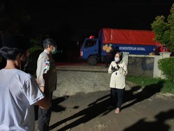 Mensos Risma Beri Bantuan ke Korban Banjir Kabupaten Bekasi Senilai Rp 200 Juta