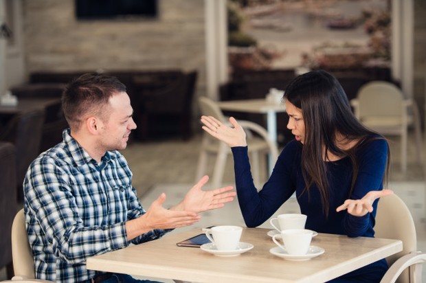 Mereka tidak membebaskan kamu/freepik.com Seorang pasangan dapat menunjukkan rasa tidak hormat jika mereka tidak mengizinkan kamu memiliki waktu sendiri atau minta kamu menjelaskan apa yang akan kamu lakukan tanpanya.