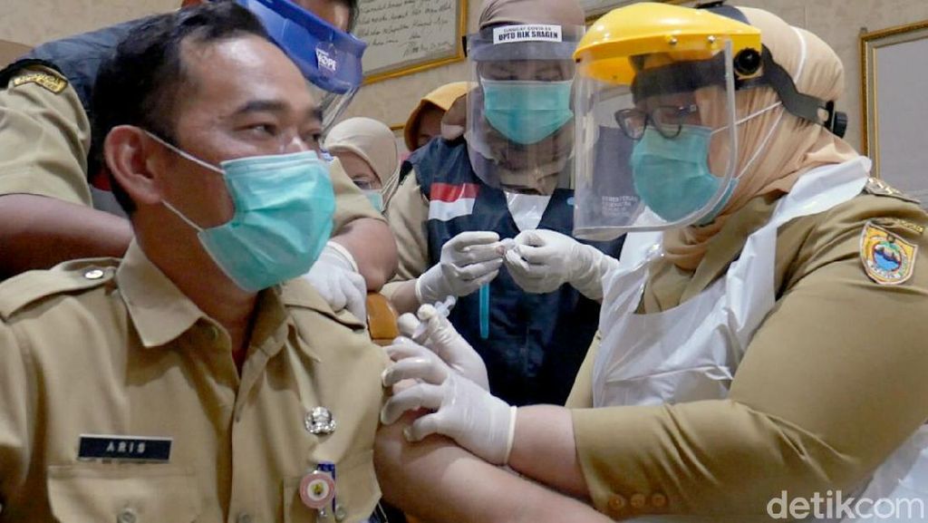 Foto: Bupati Sragen Ikut Suntikkan Vaksin Corona ke Pejabat Pemkab