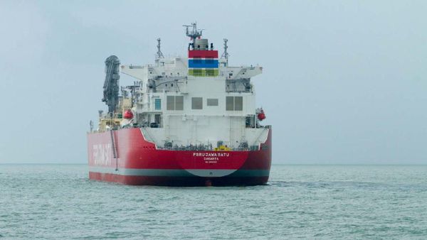 Momen Kapal FSRU Bersandar di Pelabuhan Patimban Subang