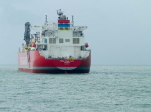 Momen Kapal FSRU Bersandar di Pelabuhan Patimban Subang