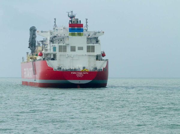 Momen Kapal FSRU Bersandar di Pelabuhan Patimban Subang