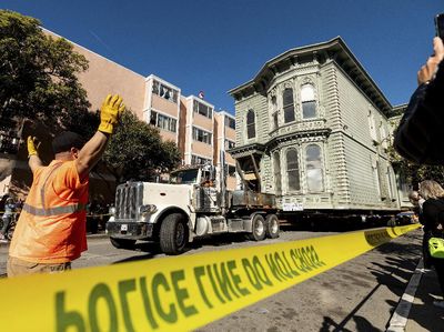 Momen Unik Pemindahan Rumah di San Francisco