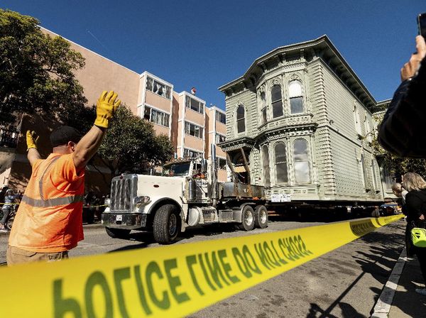 Momen Unik Pemindahan Rumah di San Francisco