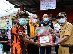 4 Ormas Salurkan Bantuan Makanan-Selimut ke Korban Banjir di Jakarta