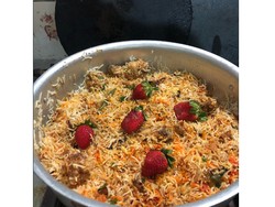 Penistaan! Nasi Biryani Ini Diberi Topping Buah Strawberry